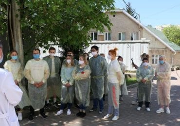 Закарпатські медики, що вчора здали першу вахту в обласній лікарні - здорові