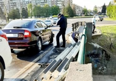 Зніс відбійник: в Ужгороді біля транспортного мосту трапилась ДТП