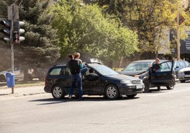 В Ужгороді на Минайській трапилось потрійне ДТП: є постраждалі (ЕКСЛЮЗИВНІ ФОТО)