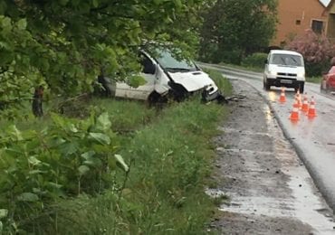 Автівка з’їхала з дороги у кювет: на Виноградівщині трапилась ДТП (ФОТО)