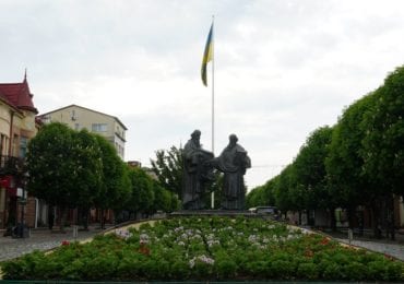 У центрі Мукачева облаштували квітучі клумби