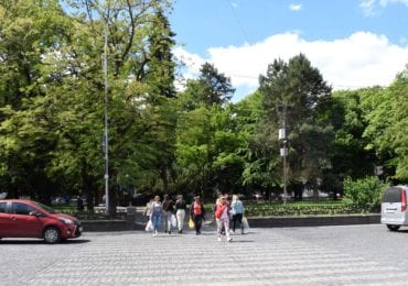 В Ужгороді розпочали капітальний ремонт зеленої зони на площі Шандора Петефі