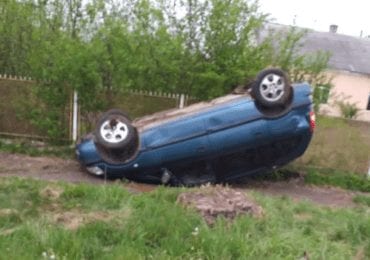 П'яна закарпатка за кермом авто перекинулася на дах (ФОТО)