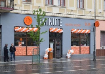 Фасад магазину "1 minute" на пл. Петефі в Ужгороді зобов’язали перефарбувати (ВІДЕО)