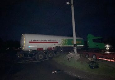 В Ужгороді п‘яний водій газовоза “WOG” злетів з дороги