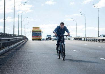 В ОП пояснили, чому Зеленський не їздить на велосипеді, як Голобородько у фільмі