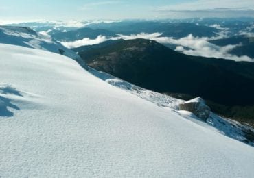 Літо: у горах Карпат лежить чималий сніговий покров (ФОТО)