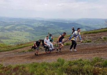 Нескорений закарпатець в інвалідному візку підкорив гору Гимбу