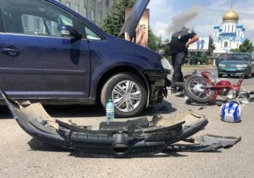 В Ужгороді на вулиці Минайській мотоцикліст потрапив під колеса автівки (ФОТО)