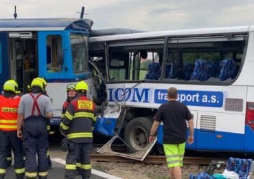 Моторошна ДТП у Чехії: зіткнулись автобус та потяг, є постраждалі (ФОТО)