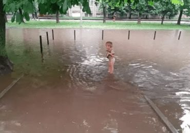 На Закарпатті та у Львові потужна злива перетворила вулиці на справжні річки (ВІДЕО)