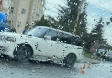 В Ужгороді елітний Range Rover «влетів» в автівку Водоканалу (ФОТО)