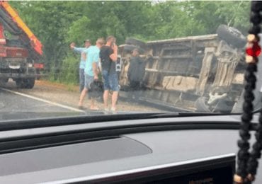 Мікроавтобус перекинувся на дах: на Мукачівщині трапилась ДТП