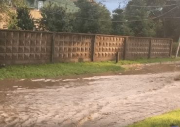 Страшна злива у Мукачеві: підтоплено чимало вулиць, постраждав один із будинків (ФОТО, ВІДЕО)