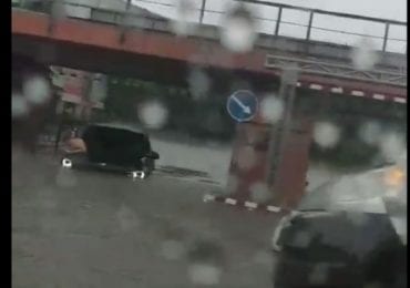 В Ужгороді на одному з переїздів автомобіль BMW пішов під воду (ВІДЕО)