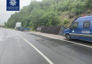 Причіп вантажівки опинився у кюветі: на Закарпатті трапилась ДТП (ФОТО)