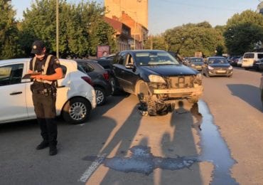 В Ужгороді п'яний водій в'їхав в автобус та зачепив ще 2 авто (ФОТО)