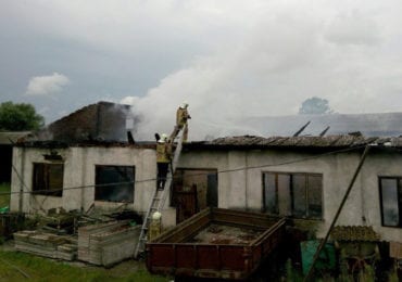 На Виноградівщині трапилась пожежа: гасили загорання на складі (ФОТО)