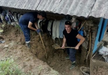 Врятували будинок: міжгірські рятувальники отримали подяку від громадян за допомогу в ліквідації наслідків негоди (ФОТО)