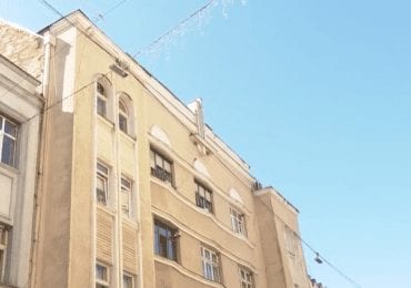 Обвалений димохід та частина покрівлі: в центрі Ужгорода на перехожих чатує небезпека (ВІДЕО)