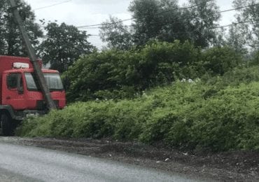 На Тячівщині трапилась ДТП: вантажівка врізалася в електроопору (ФОТО)