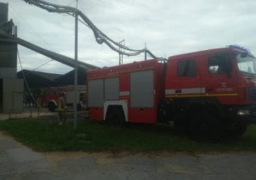 Гасили понад 2 години: у Берегові горіла тирса (ФОТО)