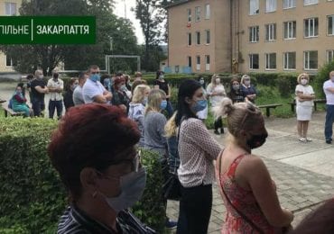 У селищі Великий Березний відбувається мітинг проти закриття школи-інтернату