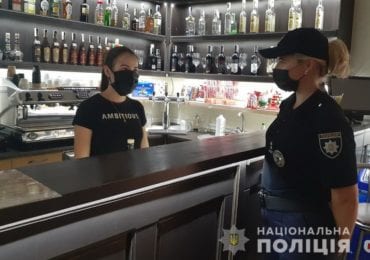 Патрульні перевіряють чи дотримуються заклади торгівлі правил продажу товарів неповнолітнім