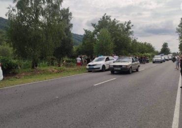 Чергова ДТП на Закарпатті: автомобіль вилетів у канаву, є загиблі (ФОТО, ВІДЕО)