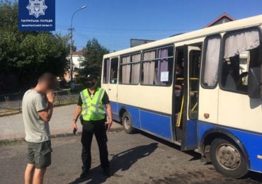 На Закарпатті патрульні проводять перевірку громадського транспорту на предмет дотримання водіями протиепідемічних вимог