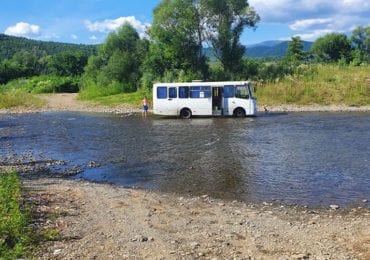 "Ні в які рамки" - на Закарпатті чоловік вирішив  помити автобус прямо в річці