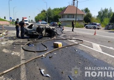 Потрійна ДТП: одна з автівок запалала, постраждав закарпатець та родина з дітьми (ФОТО)