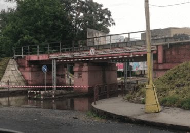 До уваги водіїв: в Ужгороді знову затопило переїзд під залізничною колією (ФОТО)