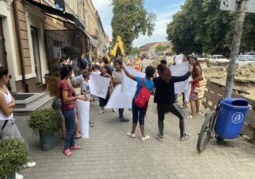 Скасовані соцвиплати: в Ужгорді мітингують матері-одиначки ромської національності (ФОТО)