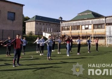 На Закарпатті працівники ювенальної поліції провели ранкову гімнастику зі школярами (ФОТО)