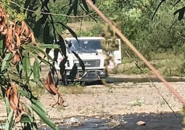 На Рахівщині водій вантажівки мив авто прямо у річці (ВІДЕО)