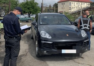 В Ужгороді правоохоронці виявили елітний автомобіль, який розшукував Інтерпол