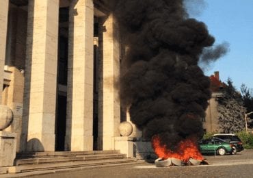 Біля Закарпатської ОДА проходить акція протесту: мітингарі вимагають відставки Зеленського (ФОТО, ВІДЕО)