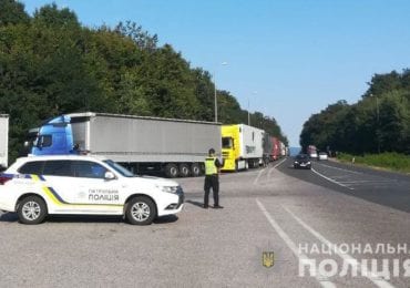 Забезпечують порядок: на Закарпатті правоохоронці чергують поблизу обласних КПП