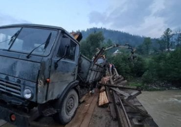 Не витримав навантаження : в Карпатах під лісовозом провалився міст (ФОТО)