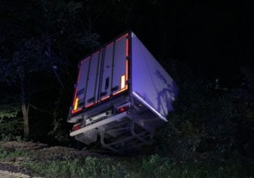 Смертельна ДТП на Мукачівщині: вантажівка злетіла у кювет (ФОТО, ВІДЕО 18+)