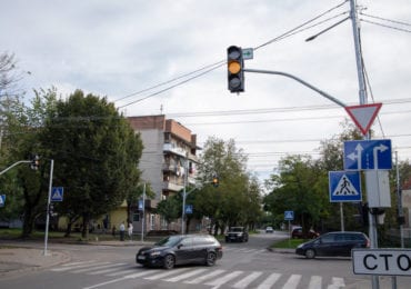 До уваги водіїв: в Ужгороді запрацював новий світлофор – поки що у тестовому режимі