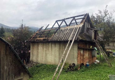 Вночі на Міжгірщині трапилась пожежа: згорів будинок (ФОТО)