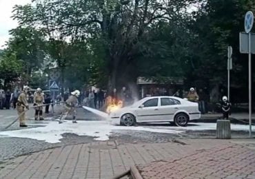 На Закарпатті автомобіль загорівся прямо під час руху (ФОТО)