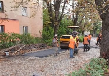 В Ужгороді історичну бруківку закатали в асфальт (ФОТО)