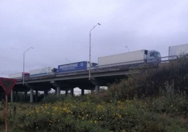 Стоять у два ряди: черга вантажівок заблокувала в'їзд в Чоп (ФОТО)