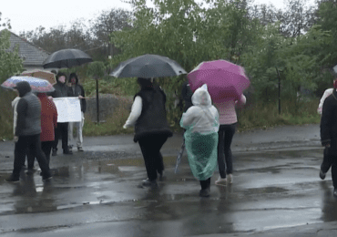 Обурені бездіяльністю влади: в Мукачеві пройшла акція протесту (ВІДЕО)