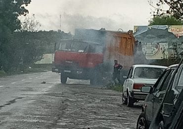 Загорівся на ходу: на Закарпатті автомобіль загорівся під час вивозу сміття (ФОТО)