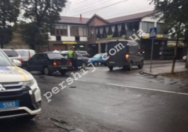 В центрі Ужгорода трапилась ДТП: зіткнулись дві автівку (ФОТО)