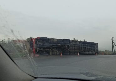 На Закарпатті трапилось ДТП: на об'їзній дорозі перекинулася фура (ФОТО)